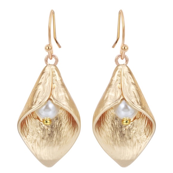 🎁 Gold Pearl Calla Lilly Earrings - Picture 2 of 7